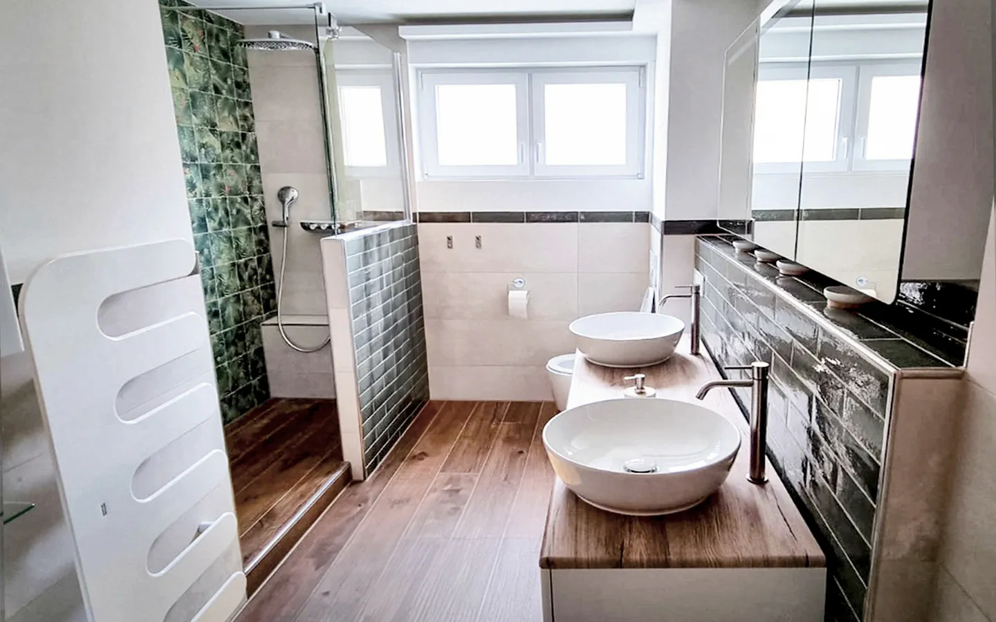 Fliesenleger Bad Mannheim – modernes Badezimmer mit Metrofliesen im Waschbereich, Bodenfliesen in Holzoptik und einer begehbaren Dusche mit glänzend grünen Wandfliesen