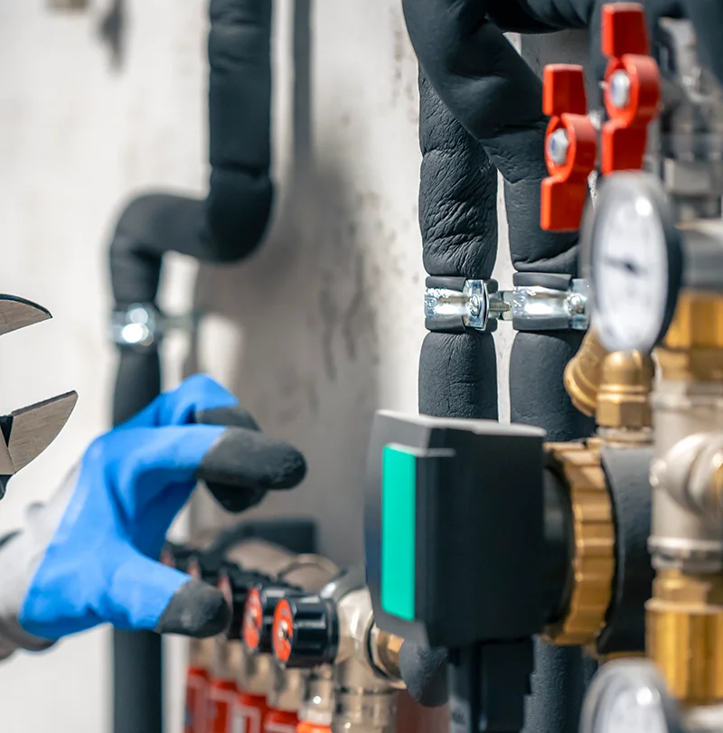 Heizungsinstallateur Mannheim, ein ALLSAN Anlagenmechaniker SHK bringt eine Heizungspumpe in Käfertal an